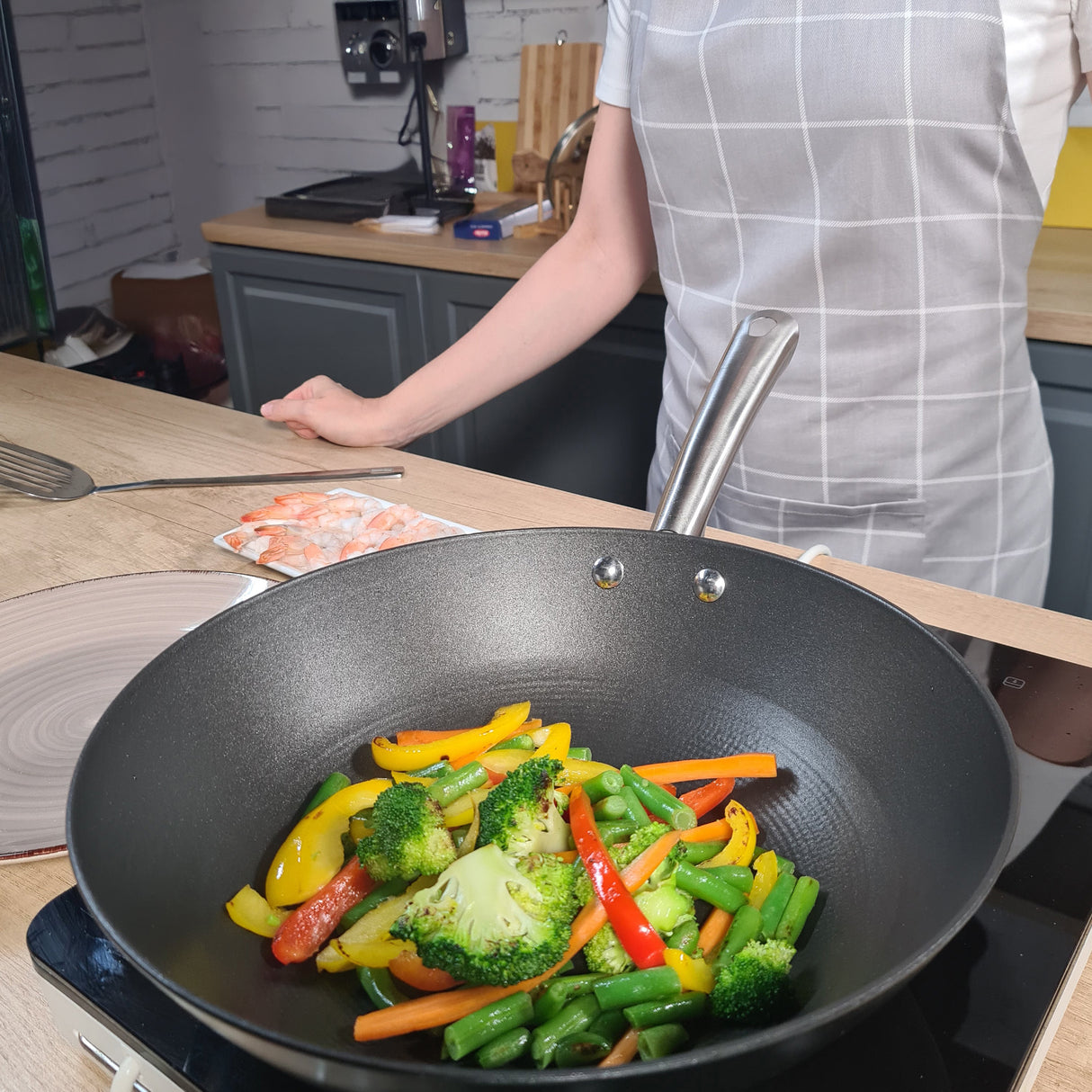 Lightweight cast iron honeycomb wok